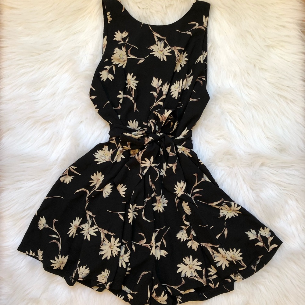 Flowy Backless Romper - Picture 4 of 4